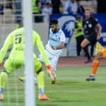 الهلال يواصل انطلاقته القوية ويعتلي الصدارة بثلاثية في شباك الفيحاء
