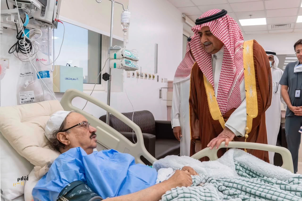 أمير تبوك يطمئن على صحة محافظ حقل 
