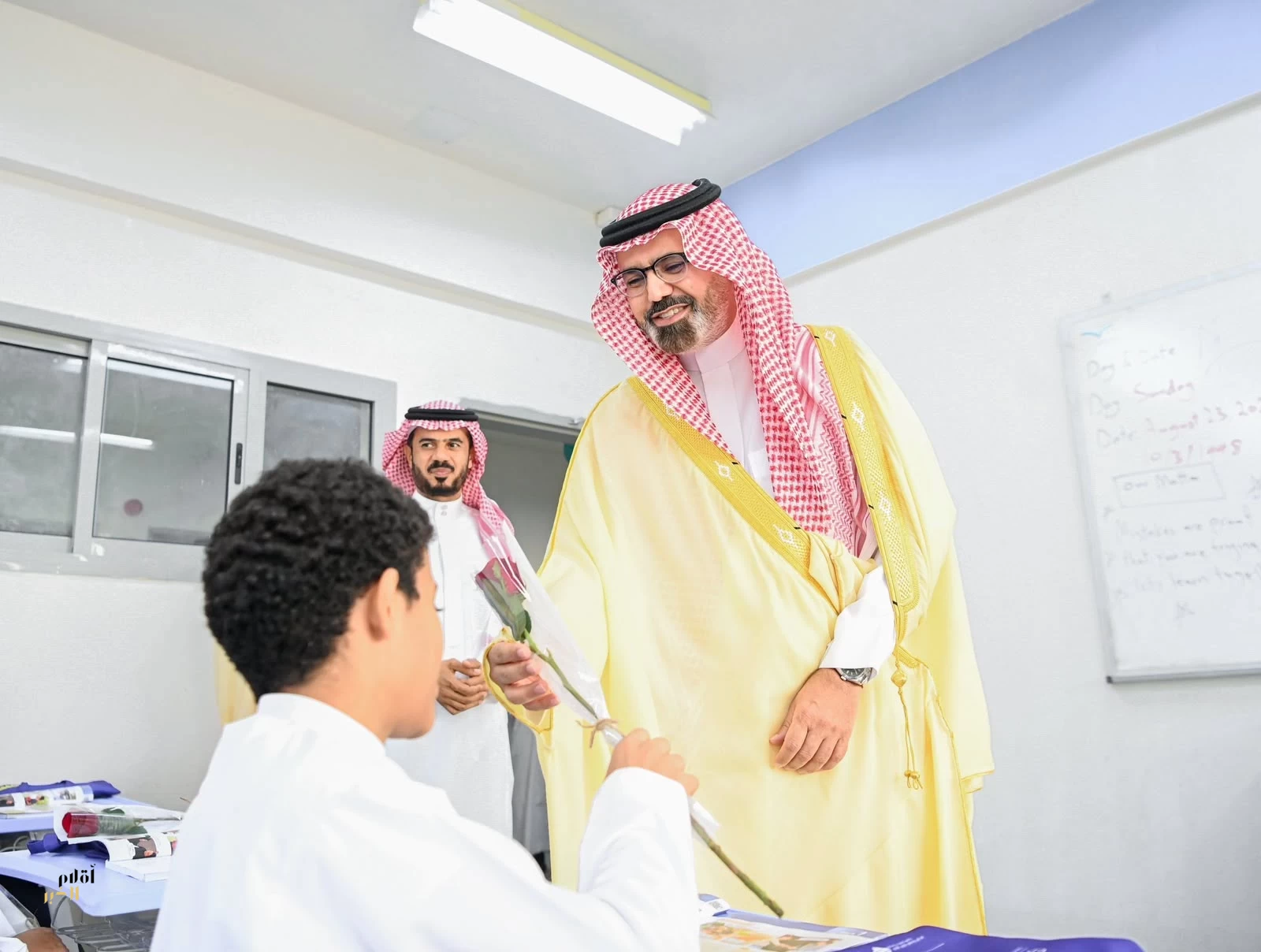 نائب أمير جازان يطّلع على مبادرة خُطى لجمعية حرف التعليمية