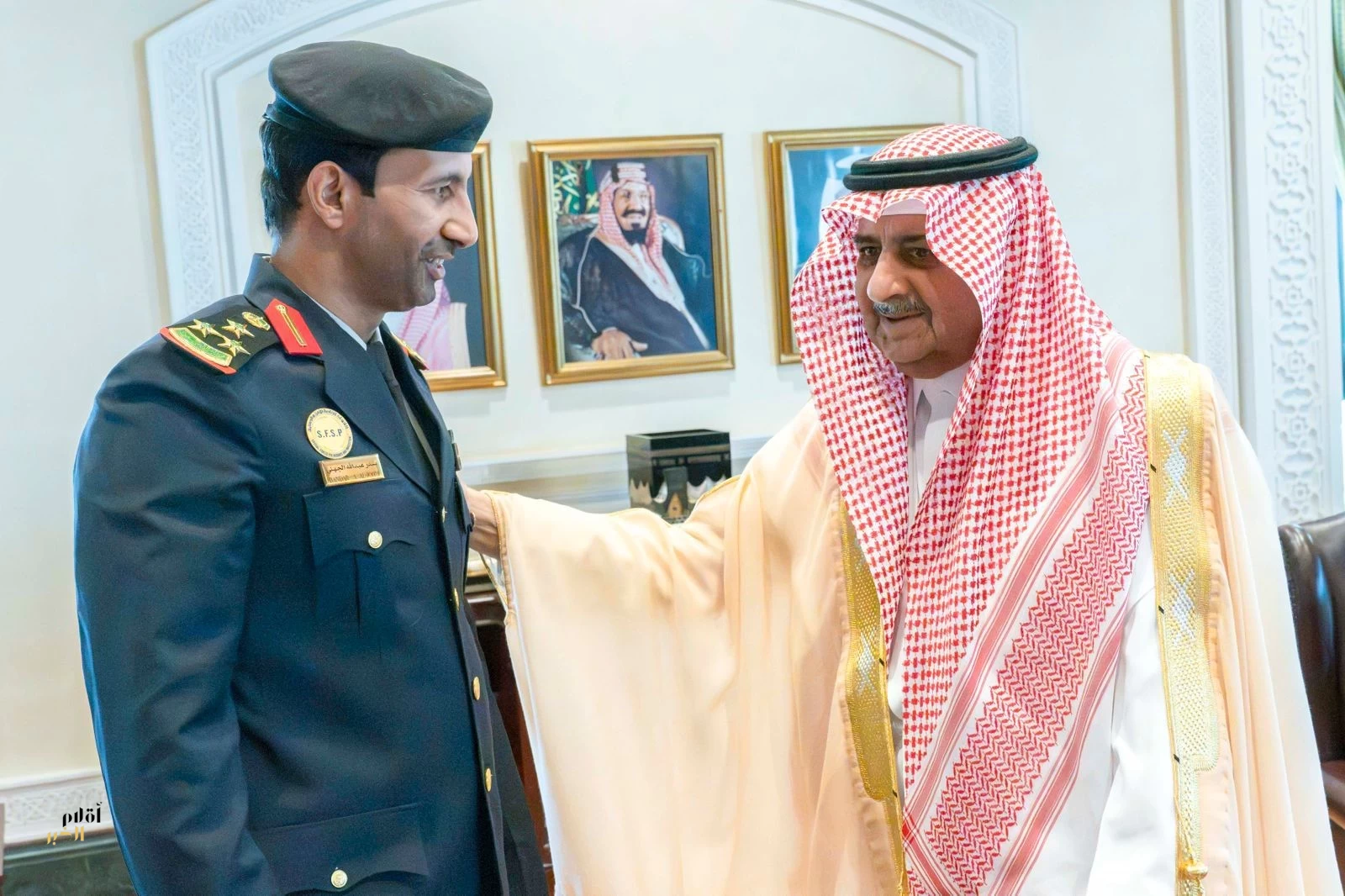 أمير تبوك يقلد قائد القوة الخاصة للأمن والحماية بمشروع البحر الأحمر رتبته الجديدة