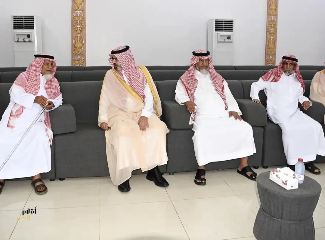 نائب أمير منطقة جازان يقدّم واجب العزاء لشيخ قبيلة الحربيين في وفاة شقيقه