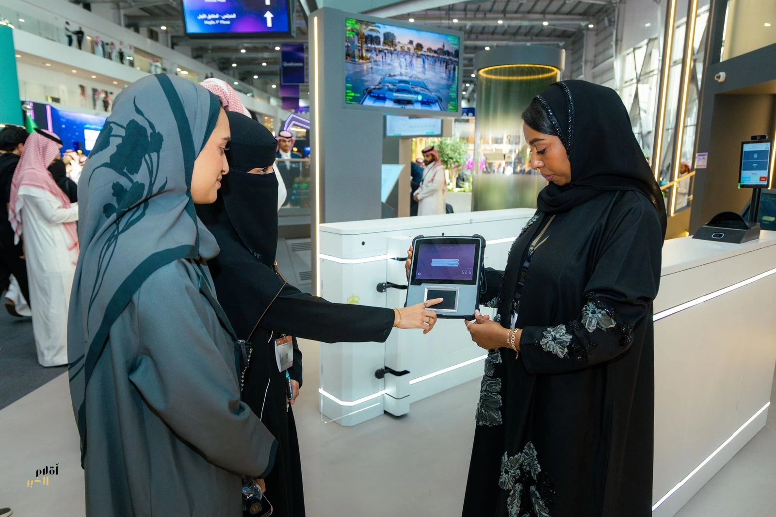 وزارة الداخلية تستعرض تحقيق أبشر المركز الأول في مؤشر نضج التجربة الرقمية