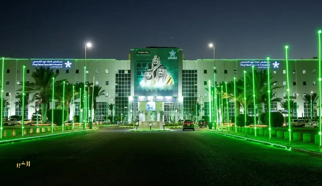 مباني تبوك تزدان باللون الأخضر لليوم الوطني السعودي