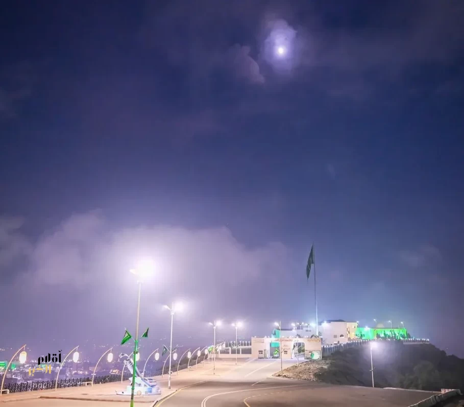 "العَلَم السعودي" يعانق الضباب في سماء الباحة