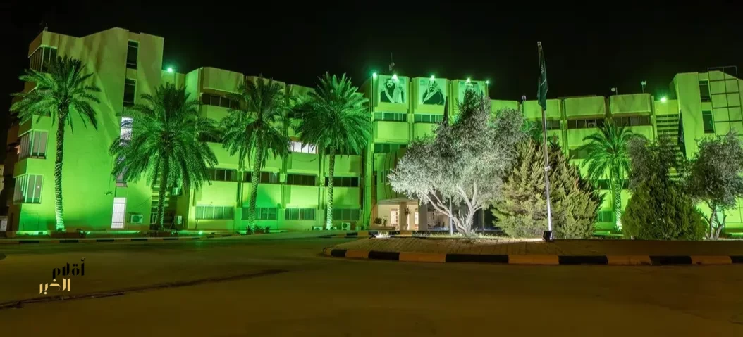 الإضاءة الخضراء تزين مبنى إمارة منطقة الجوف احتفاءً باليوم الوطني السعودي