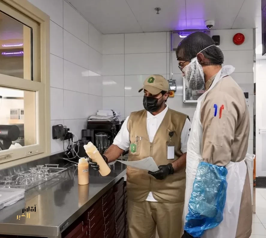 أمانة العاصمة المقدسة تعزّز جولاتها الرقابية على المقاهي بمكة المكرمة