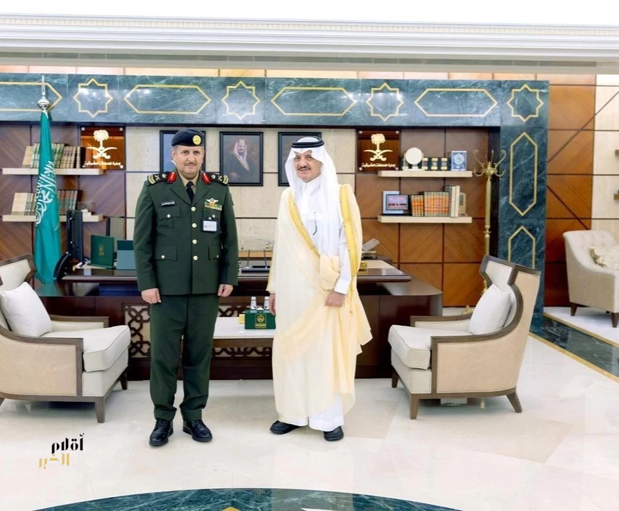 أمير الشرقية يقلّد مدير سجون المنطقة رتبته الجديدة (لواء)