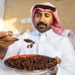 قهوة "العبس".. نواة التمر تتحول إلى مشروب محلي بقيمة مضافة