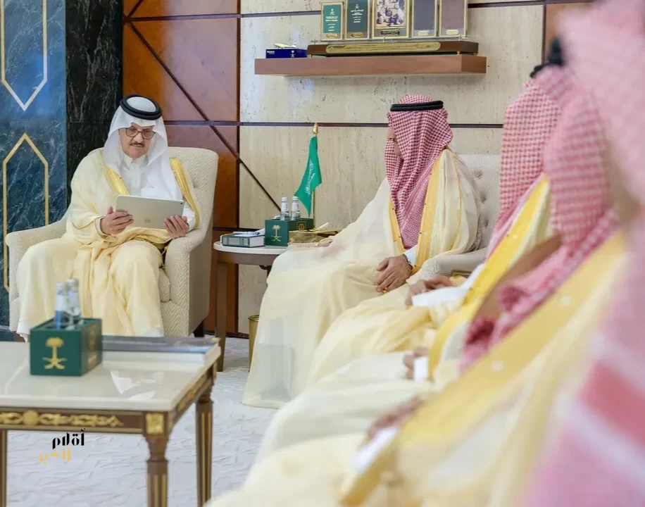 أمير المنطقة الشرقية يستقبل أمين الأحساء ويطّلع على منجزات الأمانة ومشاريع تطوير الطرق والنقل