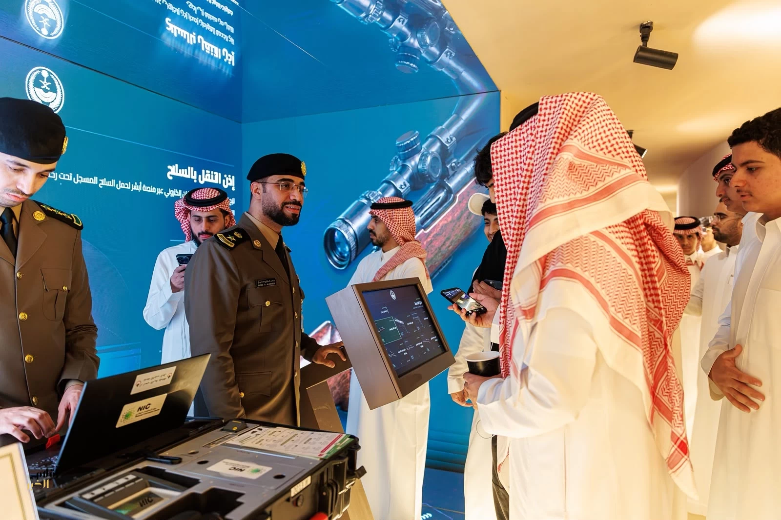 الإدارة العامة للأسلحة والمتفجرات بوزارة الداخلية تشارك ضمن جناح الوزارة في معرض الصقور والصيد 
