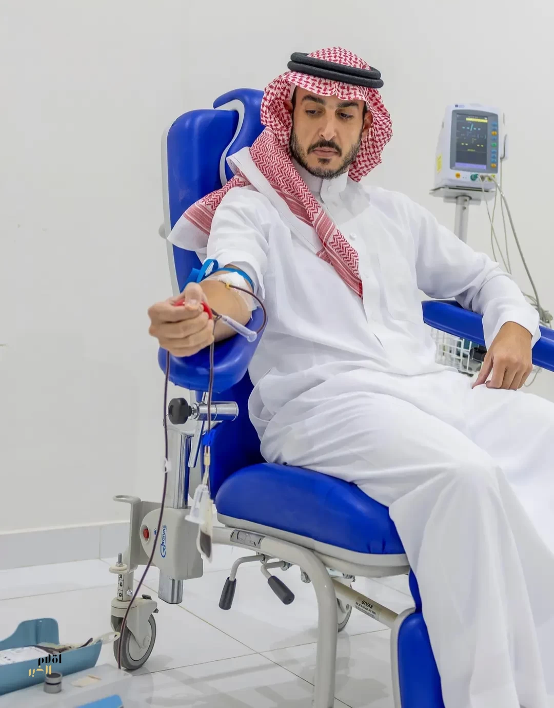 أمير منطقة الجوف يتبرع بالدم مشاركًا في الحملة الوطنية السنوية للتبرع بالدم التي أطلقها سمو ولي العهد