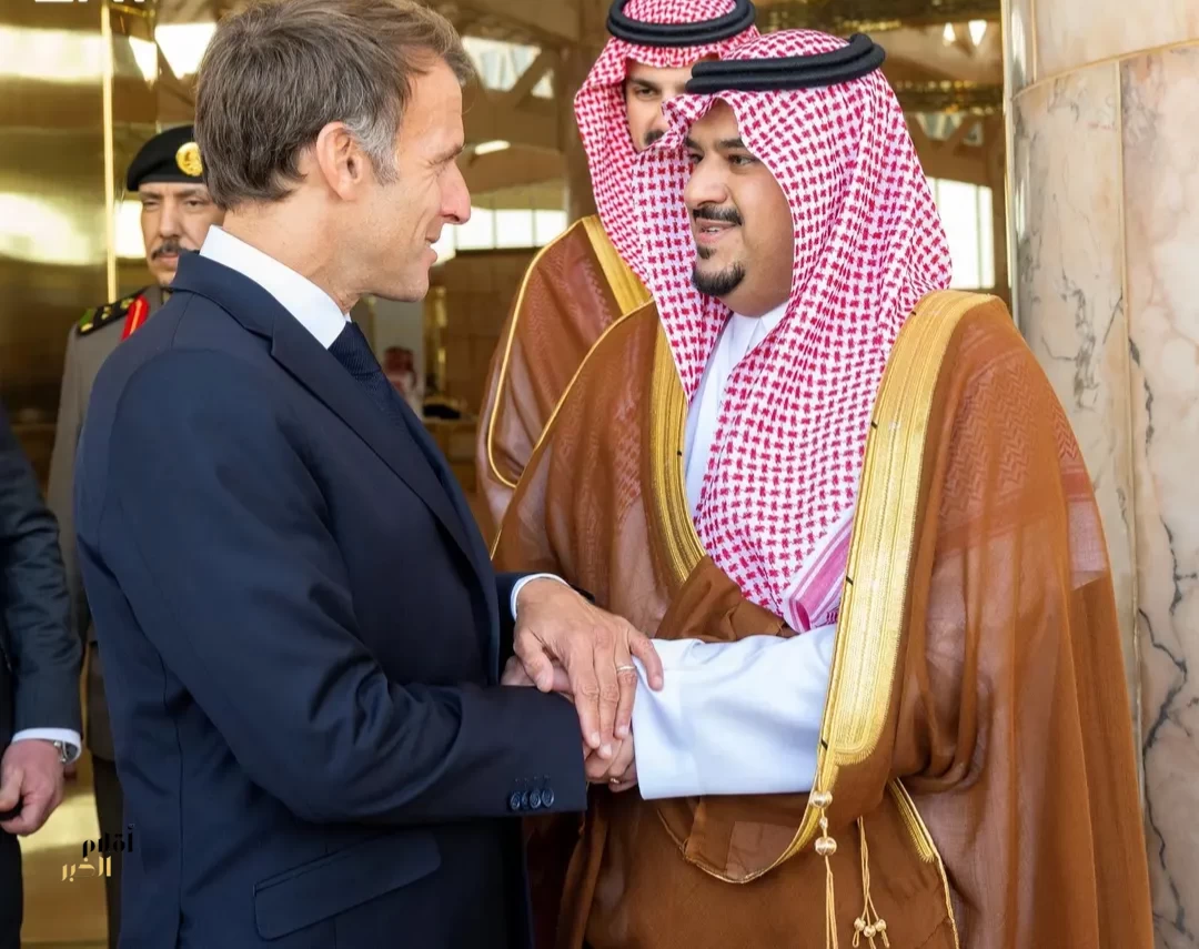 الرئيس الفرنسي يصل إلى الرياض وفي مقدمة مستقبليه نائب أمير المنطقة