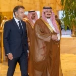 الرئيس الفرنسي يغادر الرياض وفي مقدمة مودعيه نائب أمير المنطقة