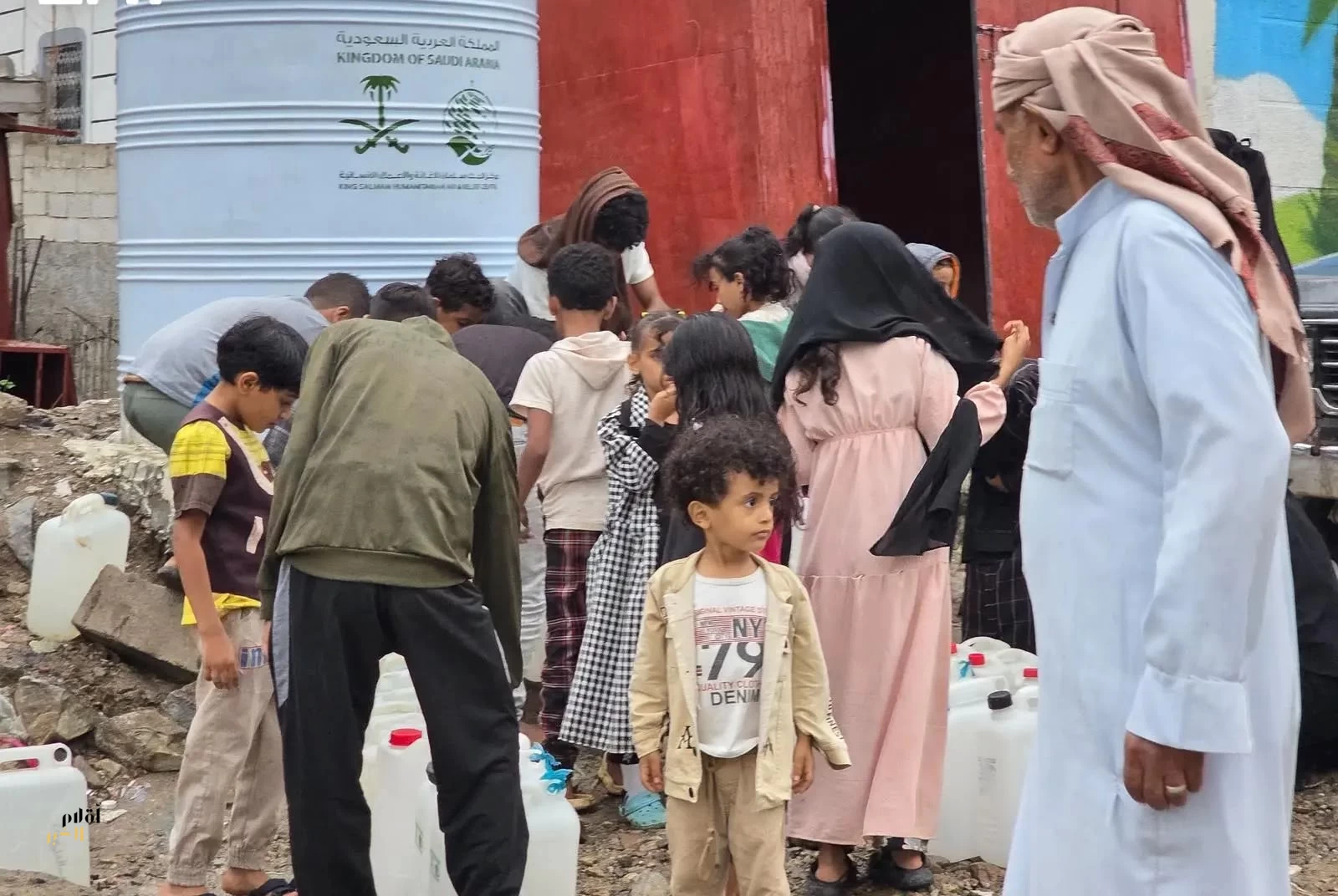 مركز الملك سلمان للإغاثة يواصل ضخ المياه الصالحة للشرب في مديرية المظفر بمحافظة تعز