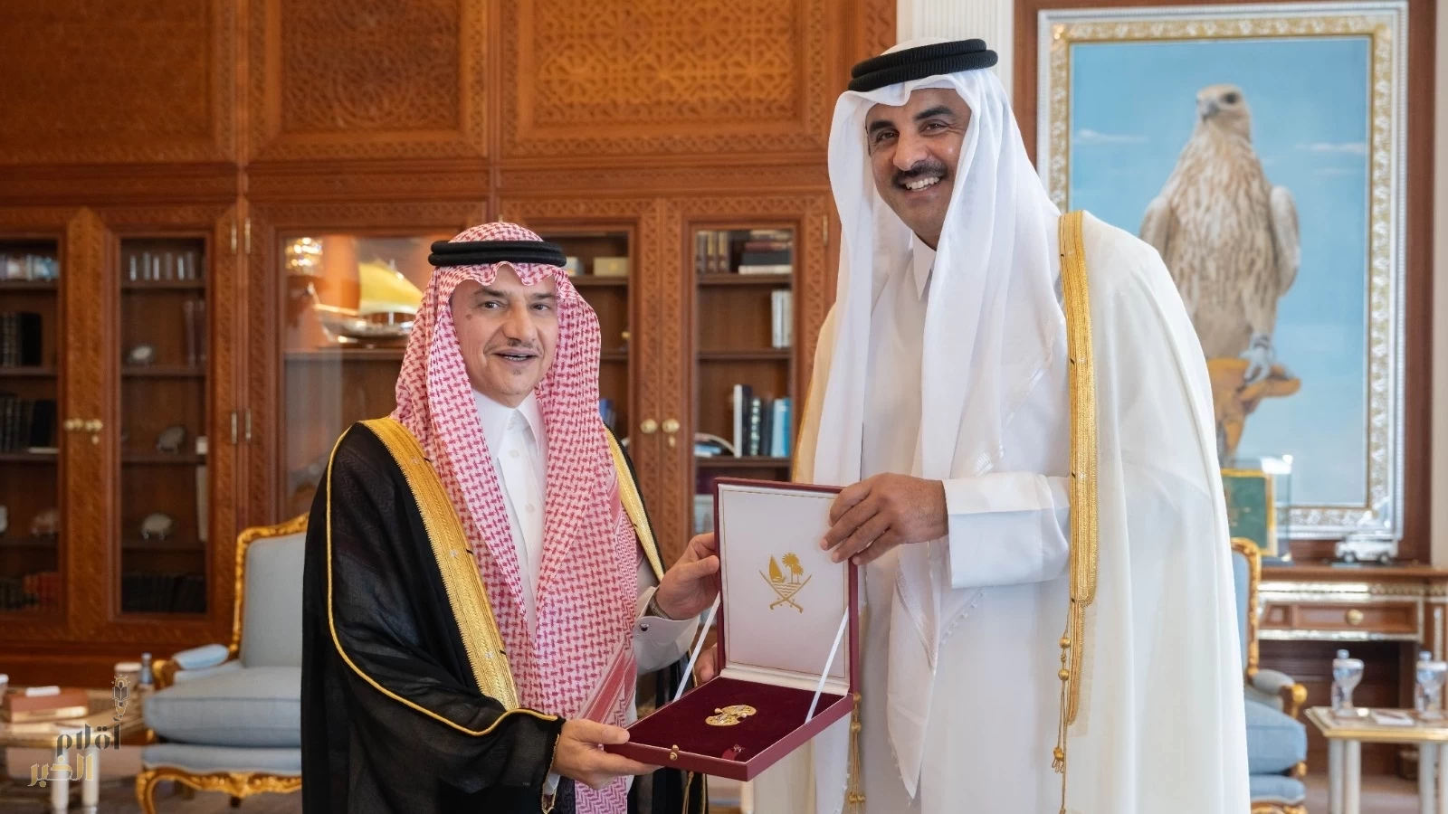 أمير دولة قطر يمنح سمو سفير المملكة وسام الوجبة تقديرًا لجهوده في تعزيز العلاقات الثنائية
