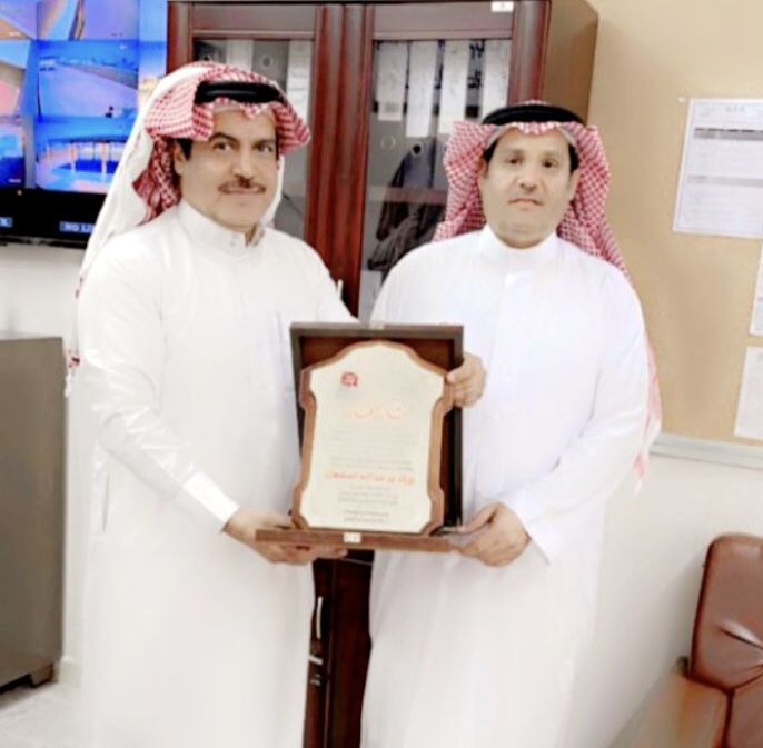 منسوبي مدرسة الجبرية والمبادع التابعة لمحافظة بقعاء يكرمون المتقاعدين