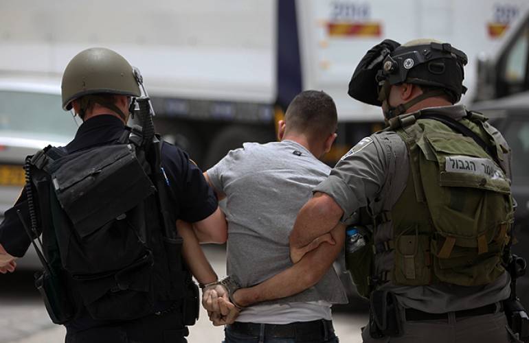 الاحتلال الإسرائيلي يقمع مسيرة كفر قدوم الأسبوعية ويصيب أربعة فلسطينيين بالرصاص
