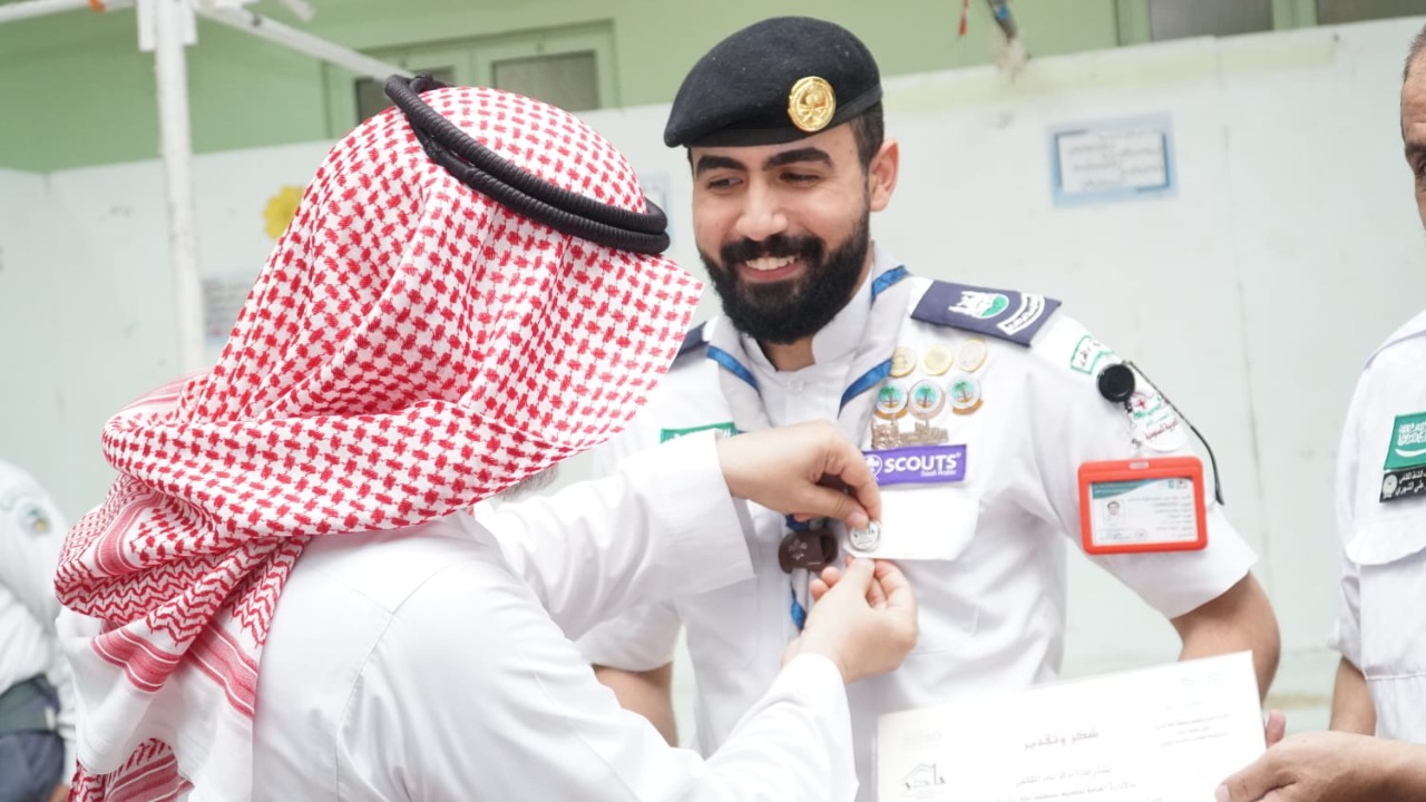 مركز بادر الكشفي يكرم المشاركين في خدمة المعتمرين