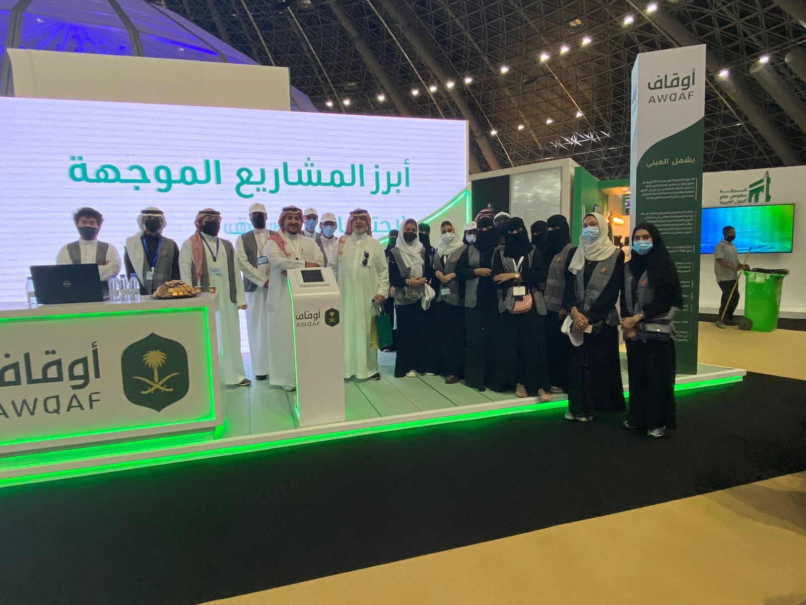 فريق من (بر جدة) يزور معرض الحج والعمرة لإثراء تجاربهم في خدمة ضيوف الرحمن