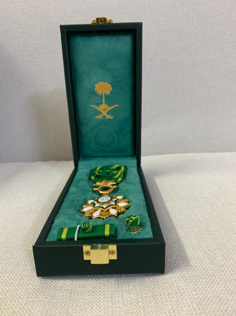 حصول سارة مقري على وسام الملك عبدالعزيز من الدرجة الثالثة نتيجة تبرعها بالكلى لأختها