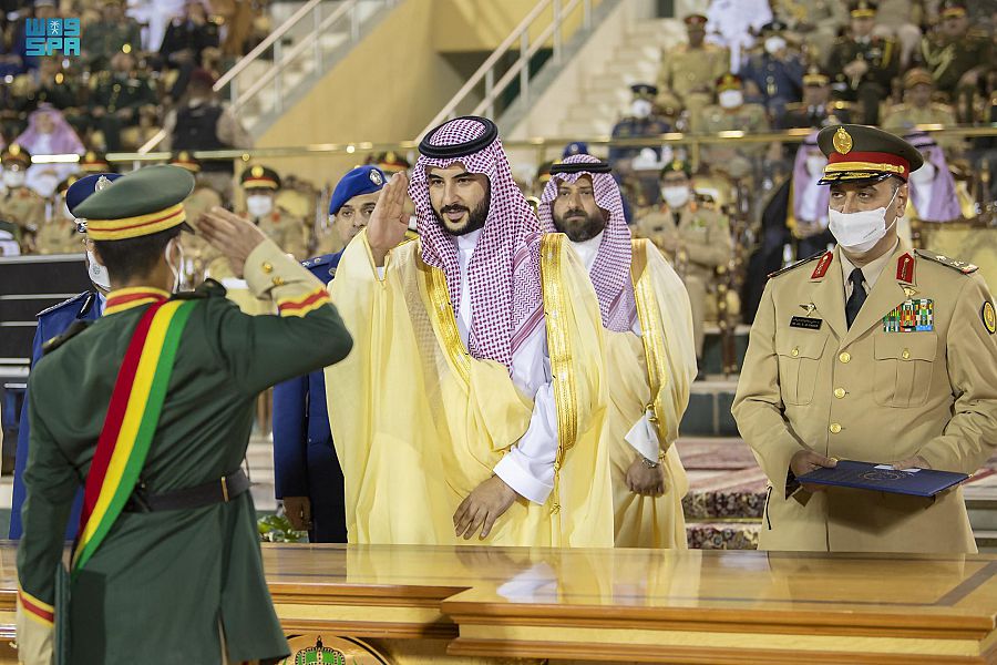 نيابة عن سمو ولي العهد .. سمو نائب وزير الدفاع يرعى حفل تخريج الدفعة (80) من طلبة كلية الملك عبدالعزيز الحربية