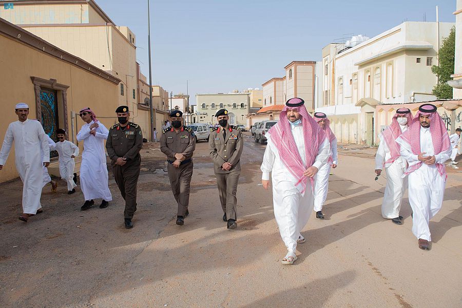 سمو أمير منطقة الحدود الشمالية يتفقد المنازل المتضررة من جراء الأمطار الغزيزة بعرعر