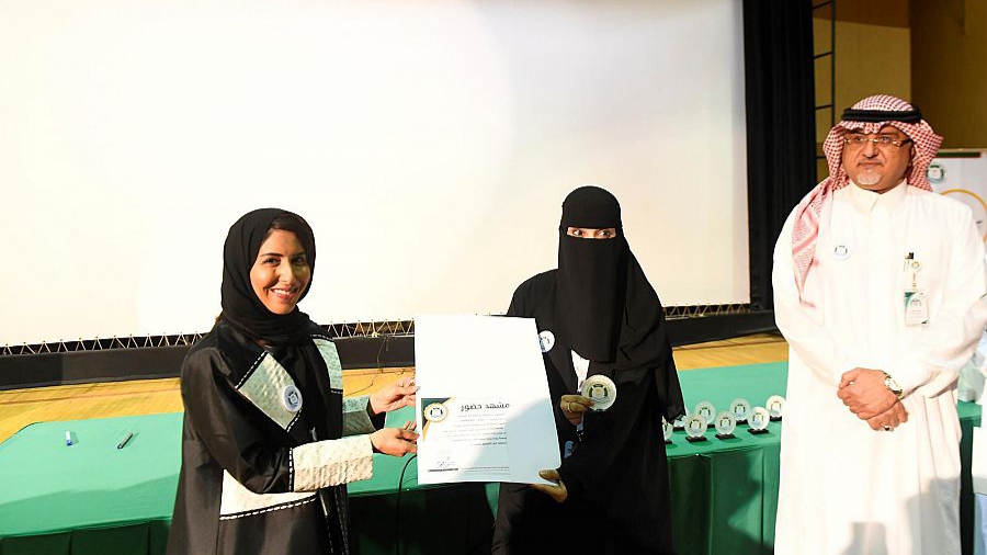 اختتام الدورة الدولية الأولى للإنقاذ والسلامة المائية لفئة السيدات بتبوك