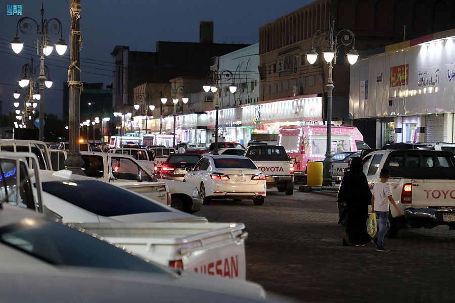 أسواق عرعر الشعبية تنافس المجمعات التجارية في توفير مستلزمات العيد