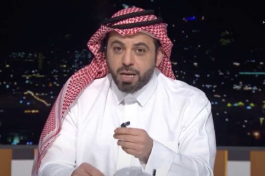 المذيع خالد العقيلي يغير وضع العقال ويسخر من منتحلي الجنسية السعودية للنصب على المواطنين