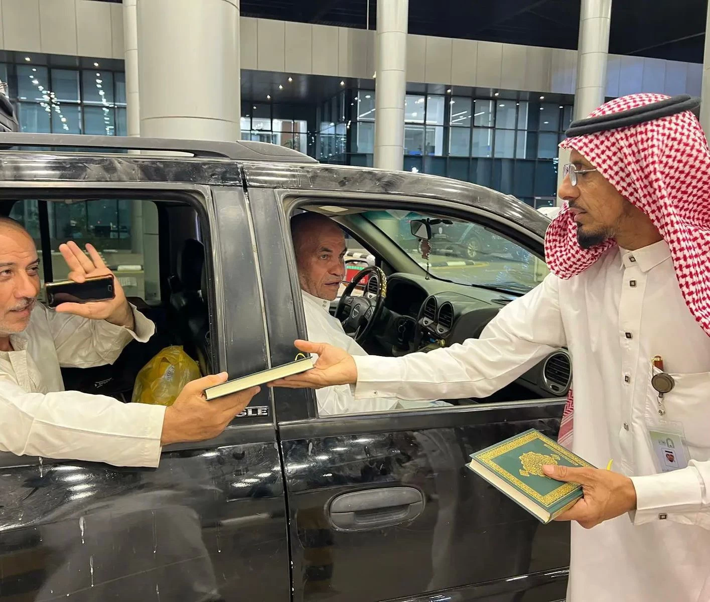 الشؤون الإسلامية بالجوف توزع هدية خادم الحرمين على الحجاج المغادرين عبر منفذ الحديثة