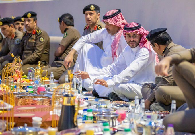 نائب أمير منطقة حائل يشارك رجال الأمن وجبة الإفطار في ميدان عملهم
