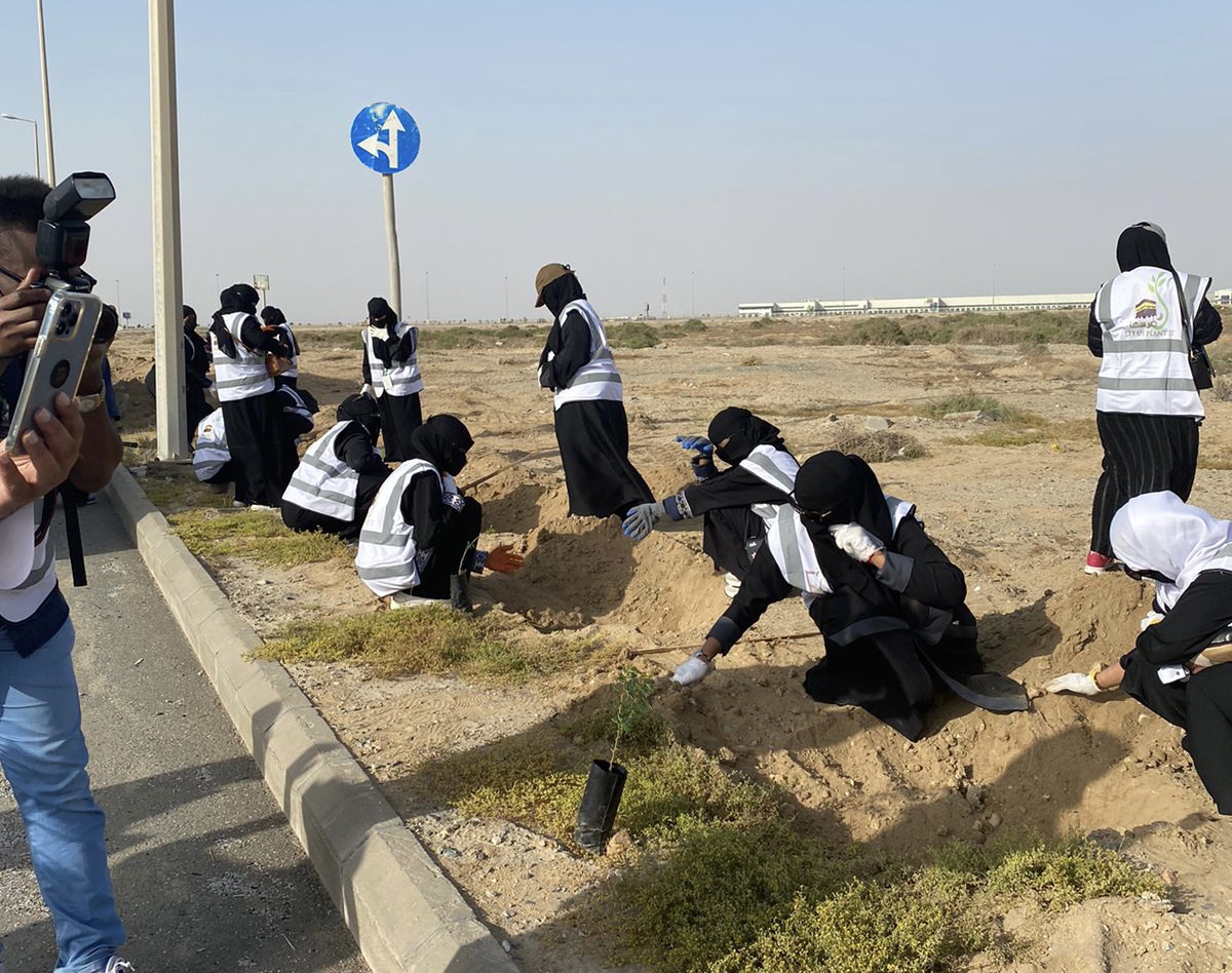 (بر جدة) ووقف الوالدين يواصلان تنفيذ مبادرة (معاً نخضِّرها)