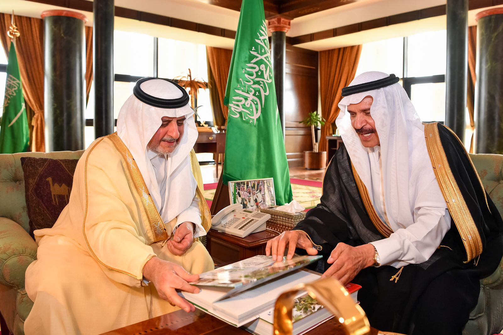 أمير منطقة تبوك يستقبل رئيس مجلس إدارة هيئة الصحفيين السعوديين