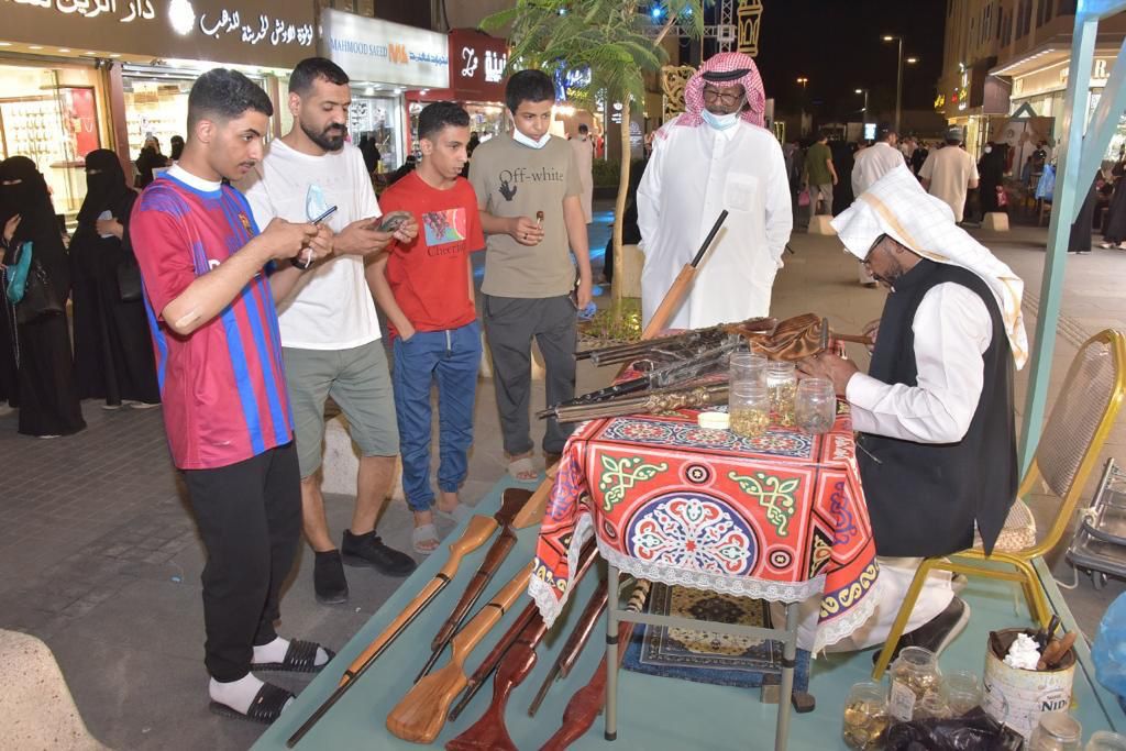 23 ألف زائر منذ انطلاقته الخميس الماضي زوار مهرجان "سوق الحب" يشاركون كبار السن صناعاتهم اليدوية