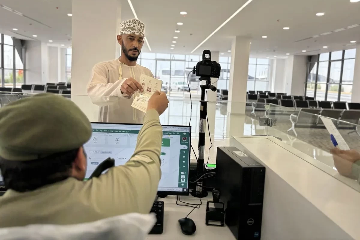 الجوازات تواصل إنهاء إجراءات مغادرة ضيوف الرحمن عبر منفذ البطحاء