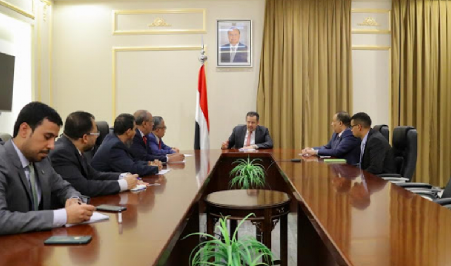 معين عبدالملك يبدأ مشاورات مع المجلس الانتقالي لتشكيل الحكومة اليمنية الجديدة