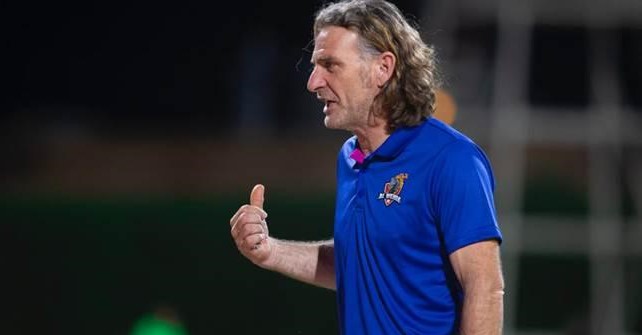 نادي الوحدة يفسخ عقد مدربه كارينيو ويكلف المحياني بديلاً له