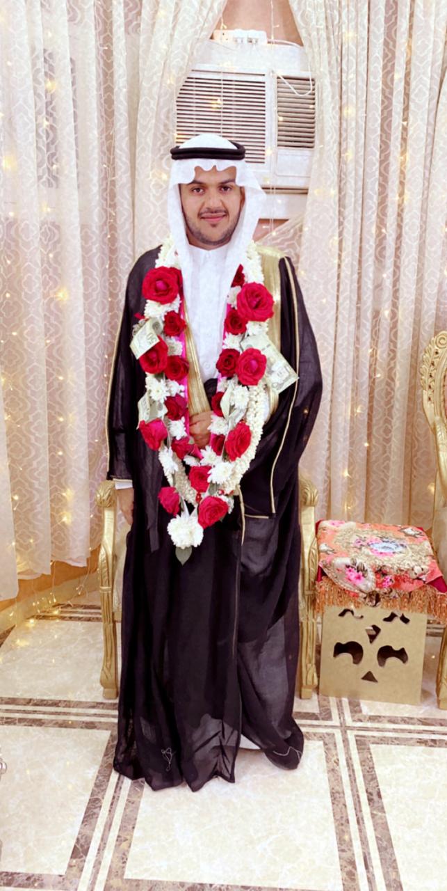 وفق التدابير الاحترازية " العواف " يحتفل بزواجه في قرية المباركة .