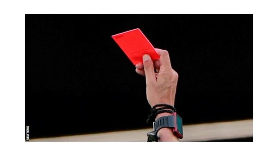 بطاقة حمراء للاعبي كرة القدم الذين يسعلون بشكل متعمّد