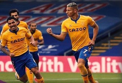 إيفرتون يتصدر البريميرليغ بعد فوزه على كريستال بالاس