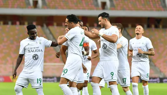 بأخطاء فادحة من "العويس" و"أرلا" .. الأهلي يتعادل مع الشباب