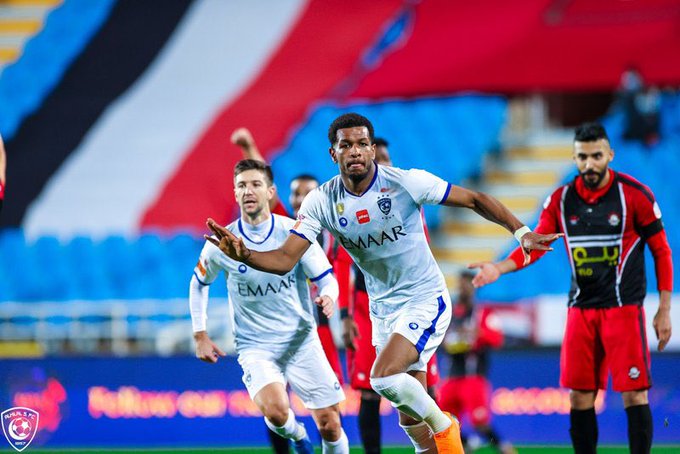 "البليهي" ينقذ هجوم الهلال .. ويحكم القبضة على الصدارة