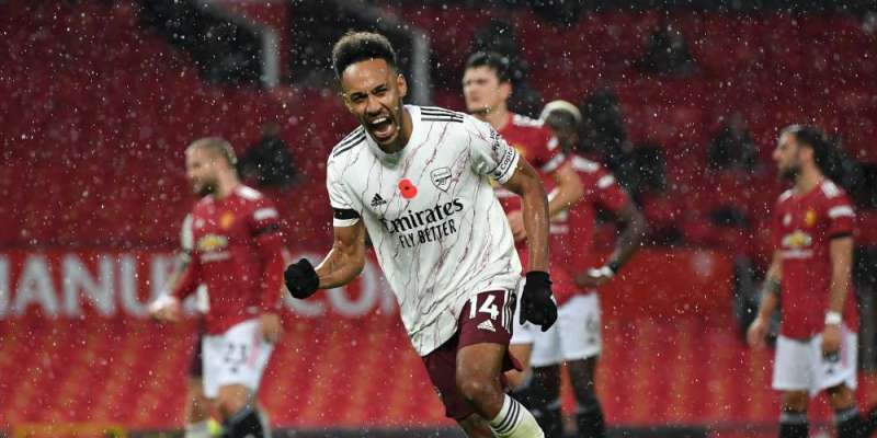 أرسنال يفوز على يونايتد بهدف لأوباميانج من نقطة الجزاء