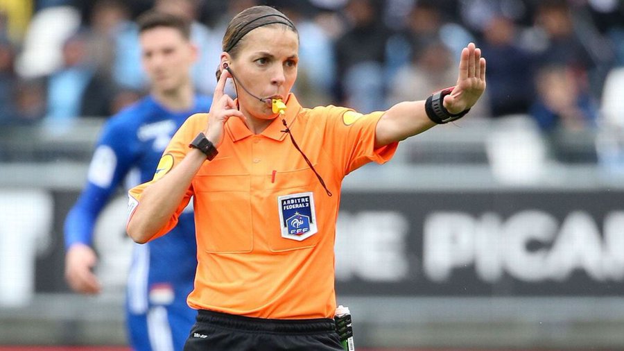 الفرنسية فرابار تدخل التاريخ كأول حكم ساحة في أبطال أوروبا