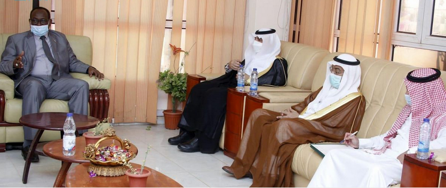 وزير الشباب والرياضة السوداني يستقبل أمين الاتحاد العربي لكرة القدم
