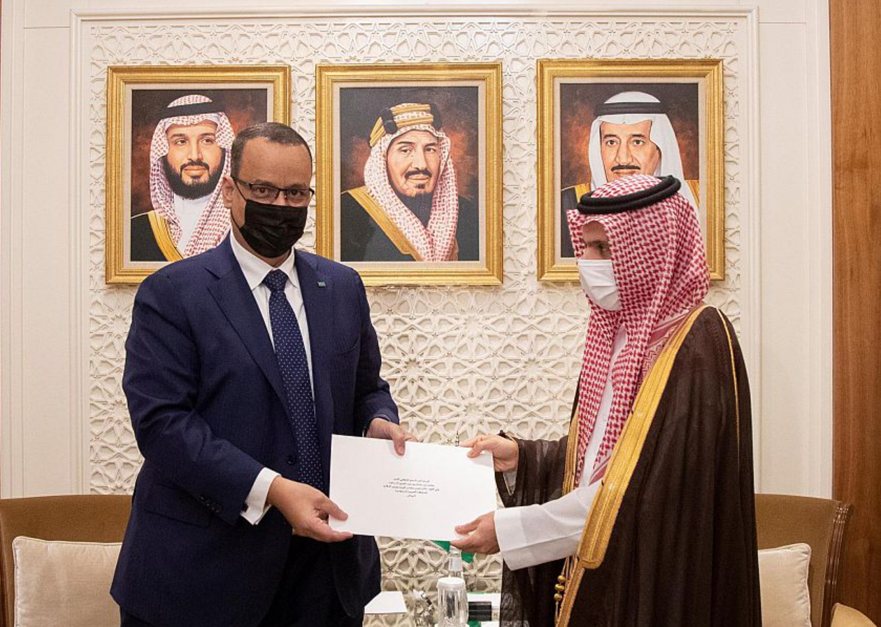 سمو ولي العهد يتلقى رسالة خطية من رئيس الجمهورية الإسلامية الموريتانية