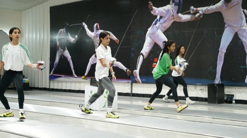 40 لاعبة في تدريبات الأكاديمية الأولمبية للمبارزة بالرياض