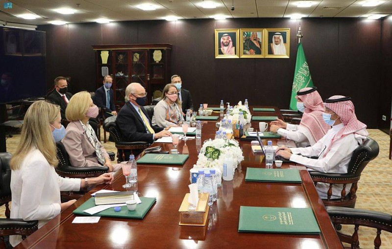 السفير آل جابر يلتقى بالمبعوث الأمريكي إلى اليمن