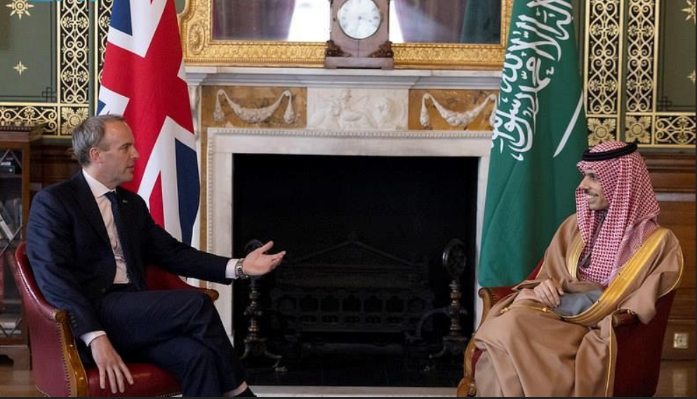سمو وزير الخارجية يلتقي وزير خارجية بريطانيا