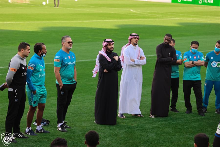 "الهلال" يدعو مجموعة من الحكام الأجانب للتحكيم فى مباراة "الرائد".